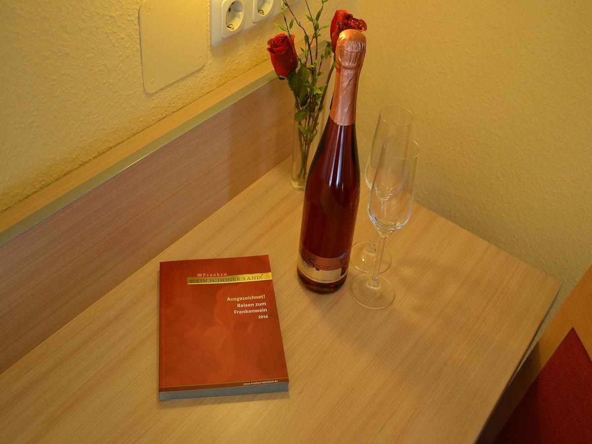 Hotel-Gasthof Rotes Ross Markt Einersheim Dış mekan fotoğraf